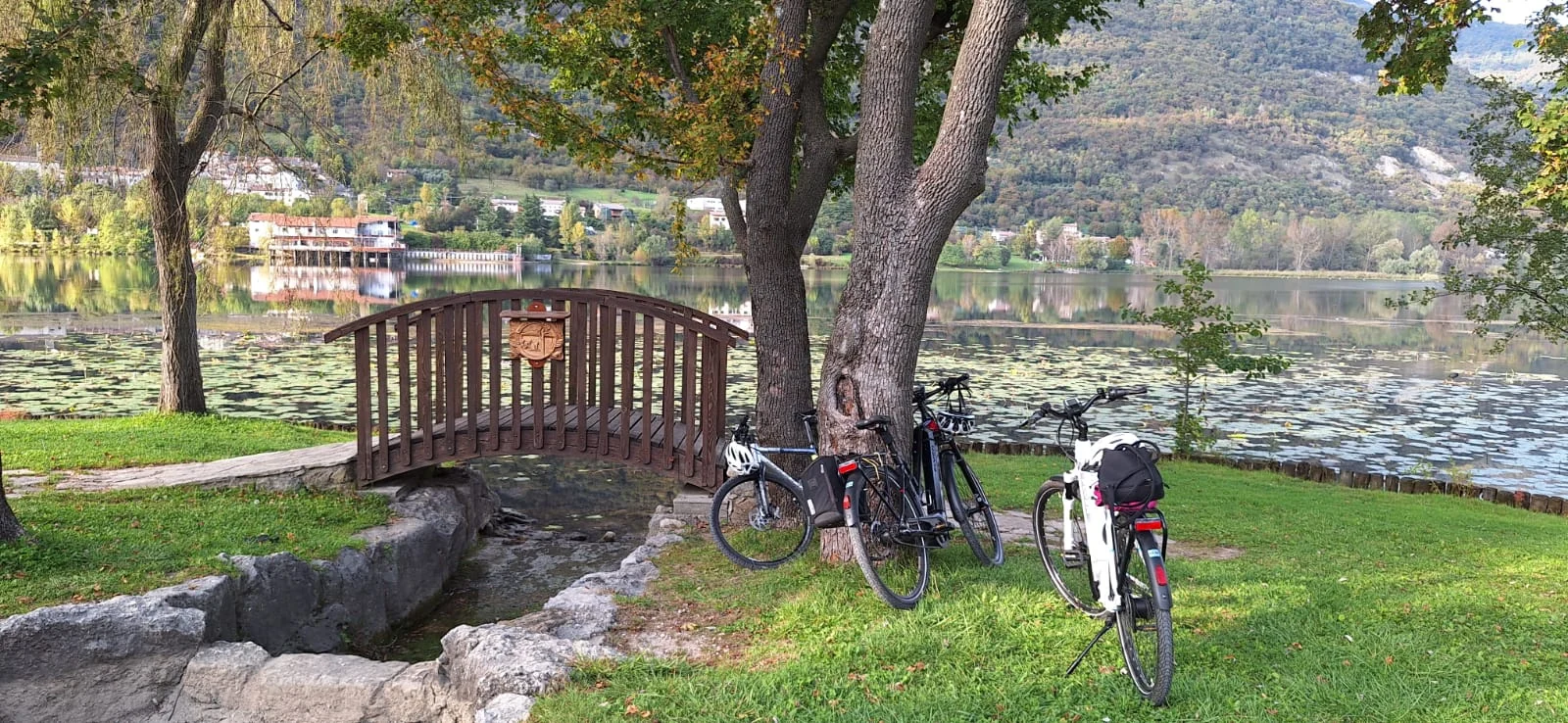 Bicycles beside a footbridge at Lago di Revine